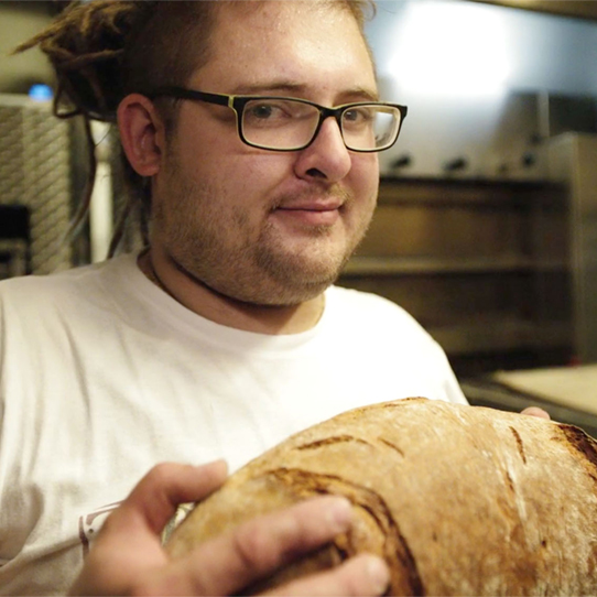 Marcus Ostendorf hält Brot