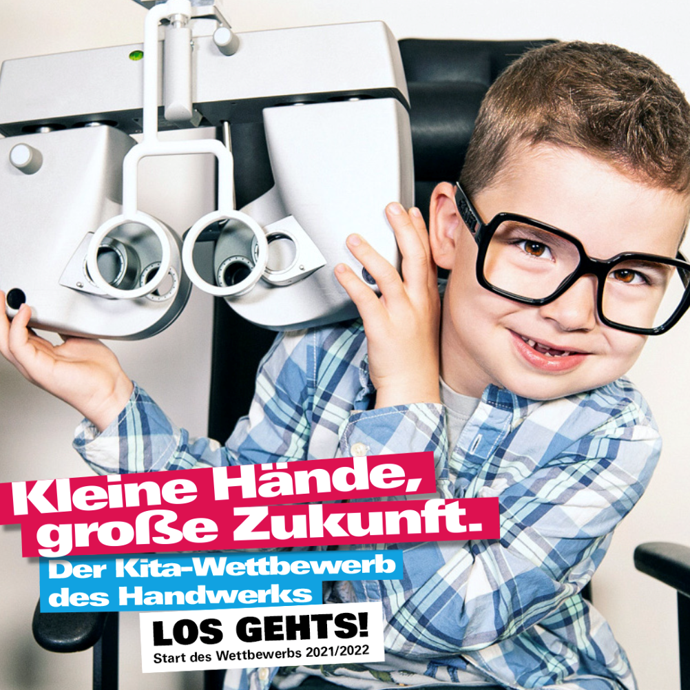Kind mit Brille vor Augenoptikerlinsen