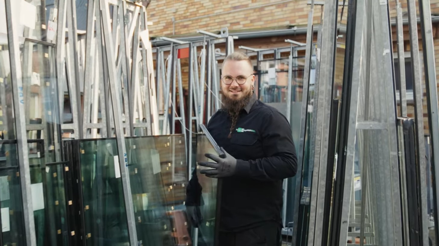 Glaser Ruben Burmeister bei der Arbeit