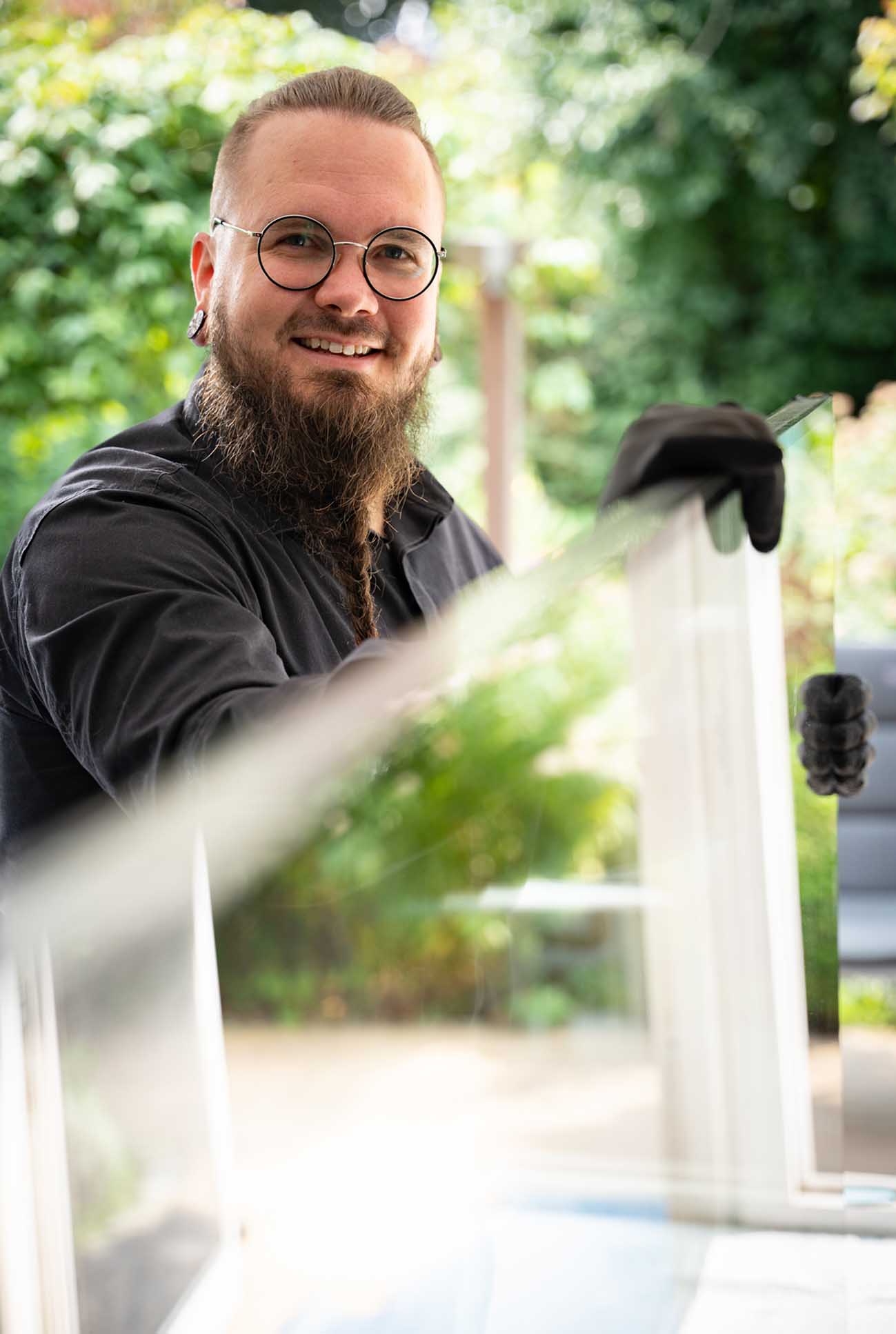 Glaser Ruben Burmeister bei der Arbeit