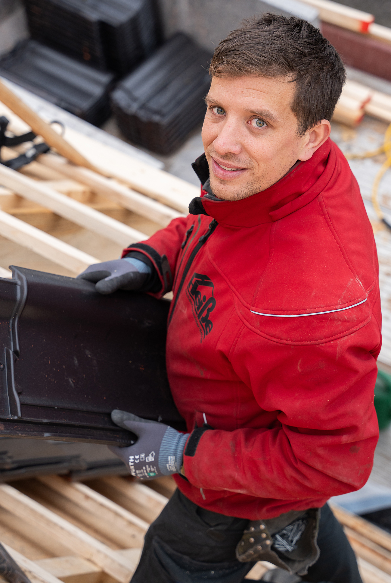 Mann in roter Jacke lacht in die Kamera